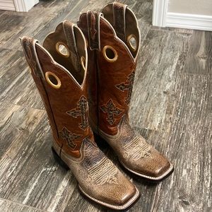 Ariat square toe boots size 6.5B